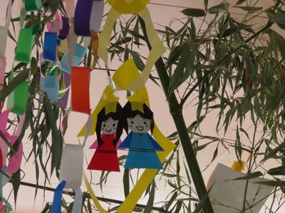 七夕飾りに飾られた折り紙で出来た織り姫と彦星の写真