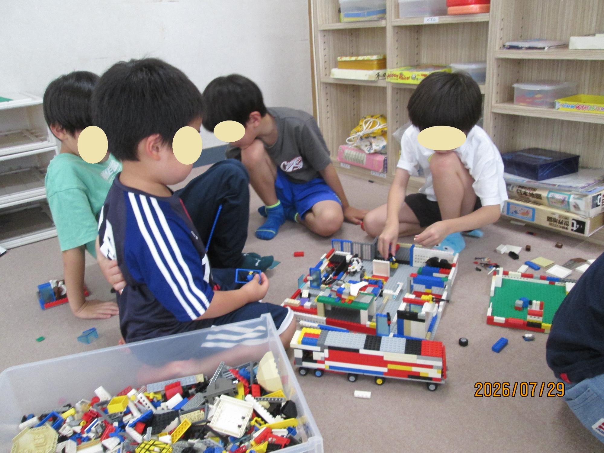 レゴブロックで遊んでいる写真
