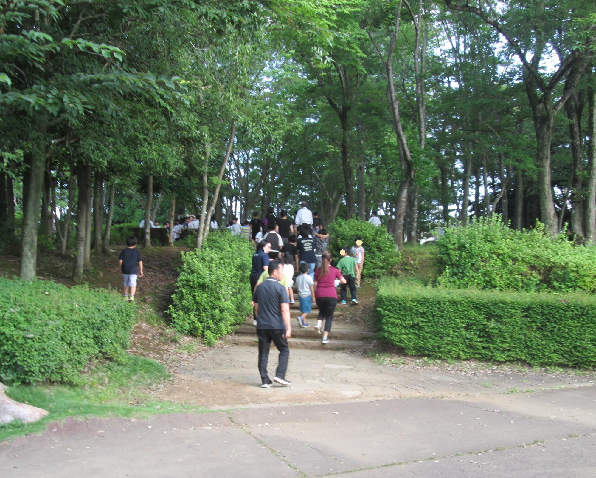 避難訓練で避難中の写真