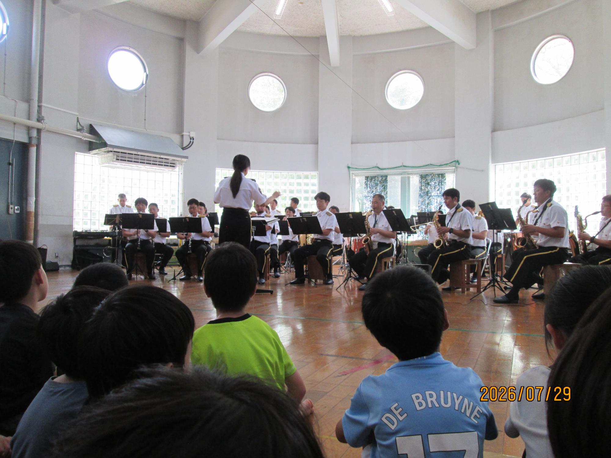消防音楽隊の演奏を聴いている写真
