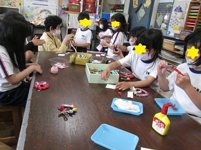 子ども達が折り紙をしている様子の写真