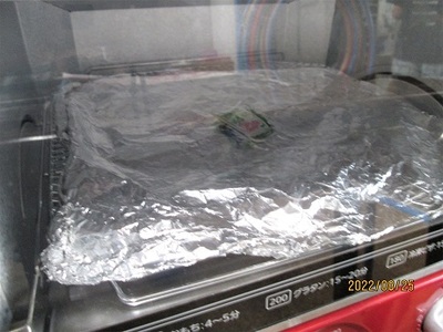 熱が加えられたプラバンが、オーブントースターの中で縮んでいく写真