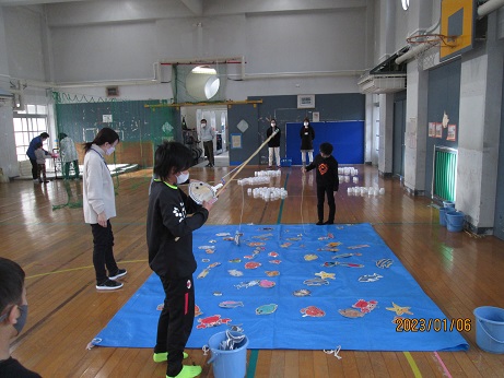 いけすにみたて、魚釣りをしている