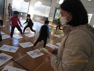 読み札を読んでいるのを聞いて、児童は取り札を探している