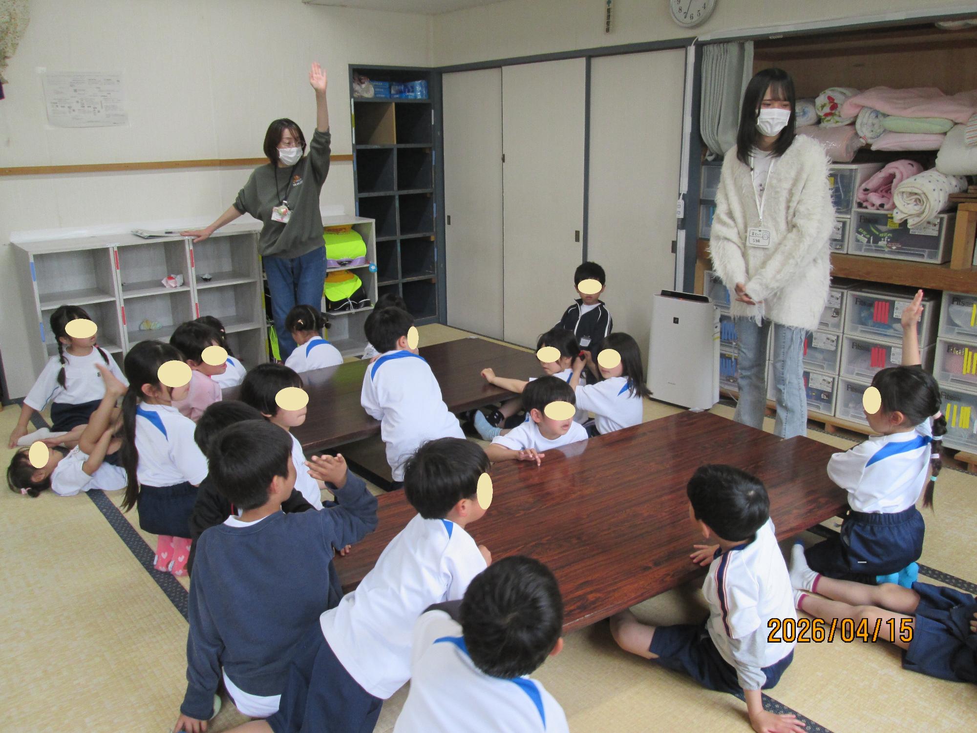 先生のお話を聞く様子