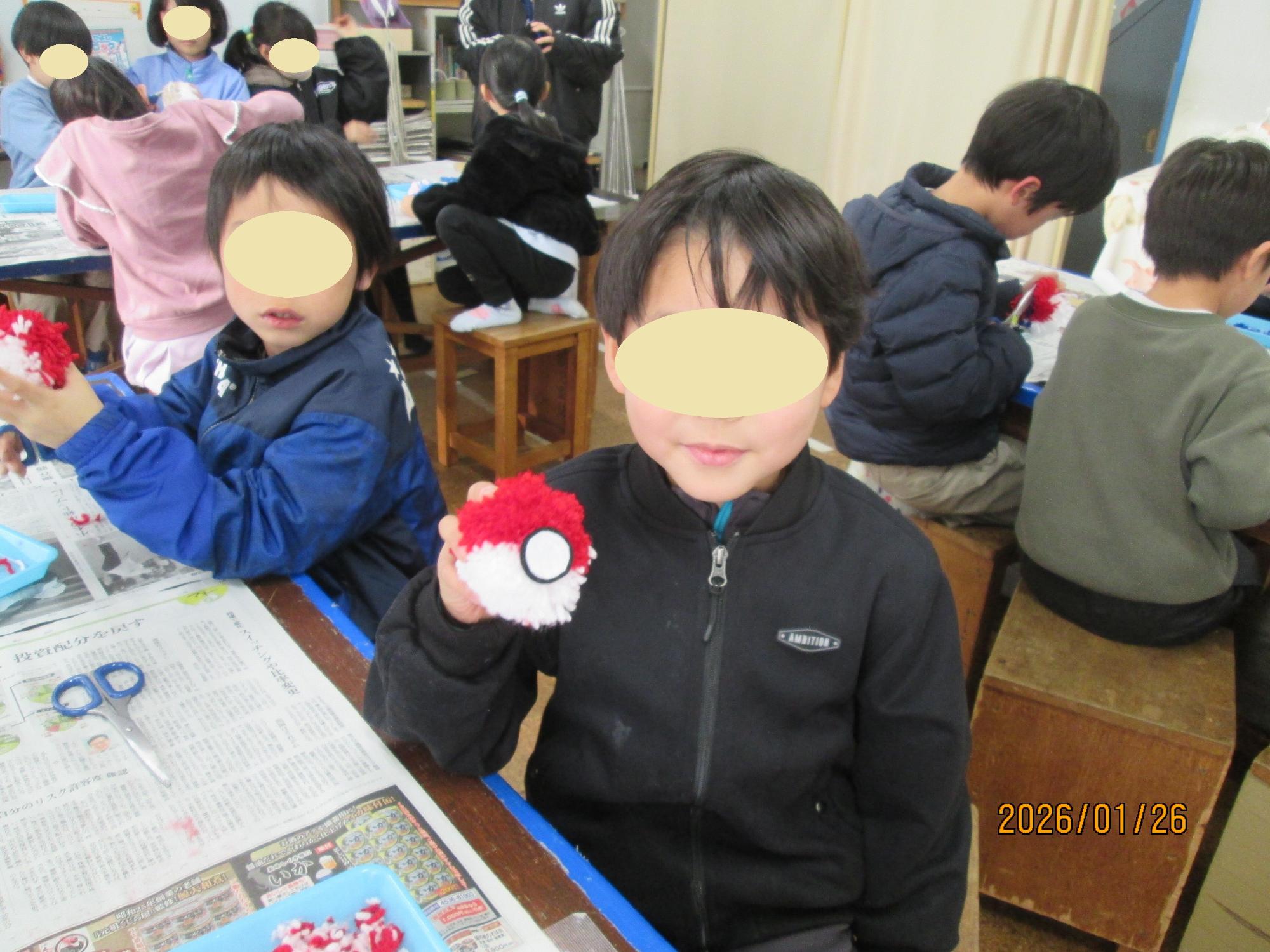 毛糸の工作が完成した写真