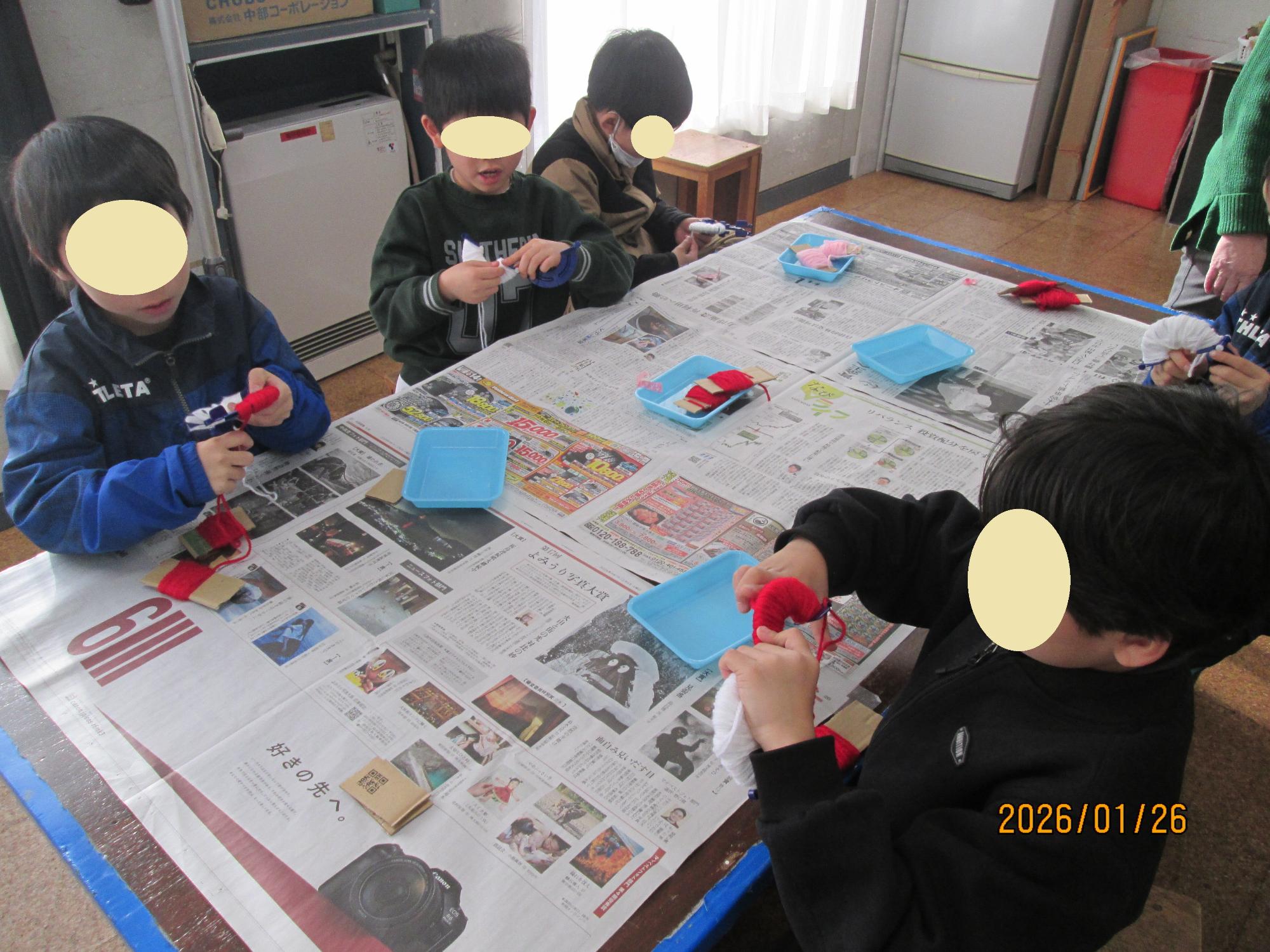 毛糸で工作中の写真