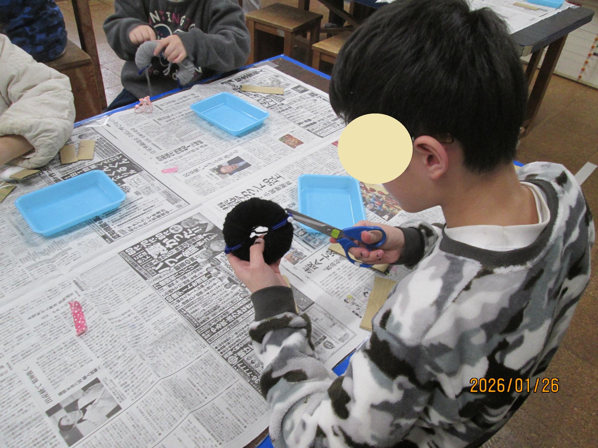 毛糸を切っている写真