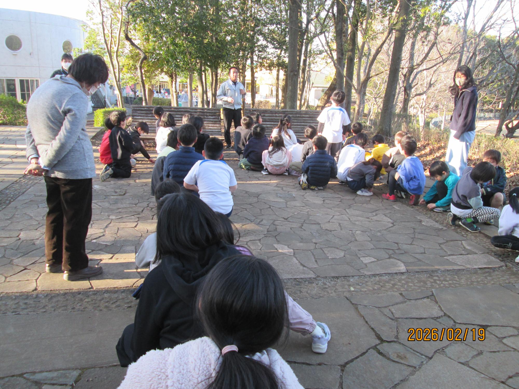 避難後お話を聞く子どもたちの写真