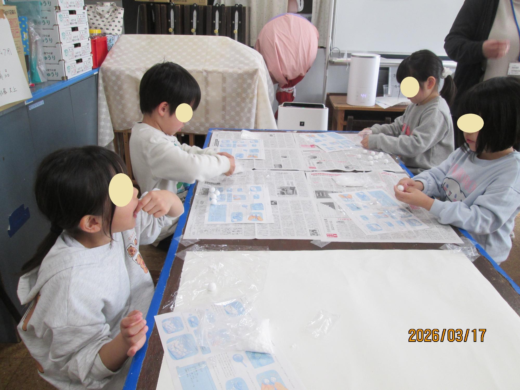 ラムネを味見している写真