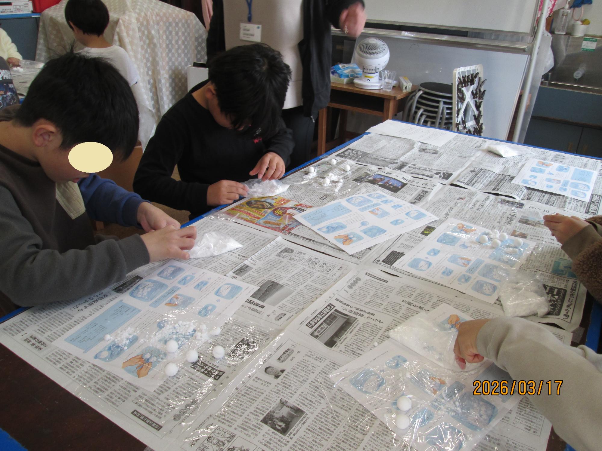 ラムネを丸く成型中の写真