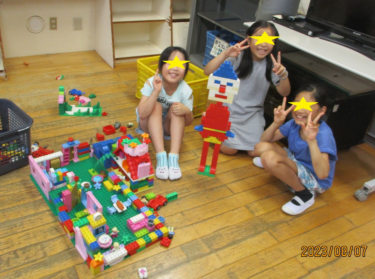 レゴの作品と一緒に、記念写真をとる子供たち