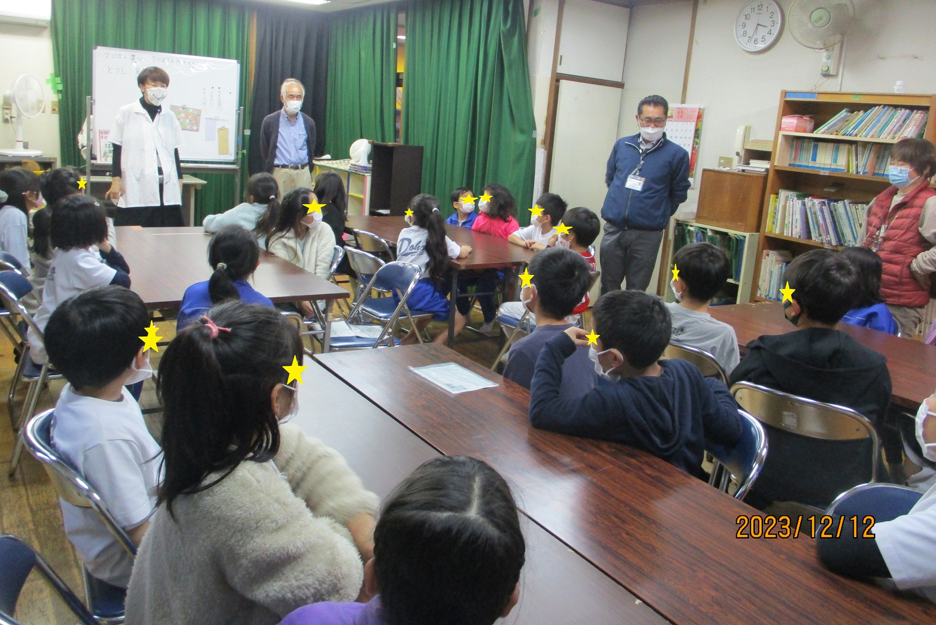 館長先生のお話を聞く子供たち