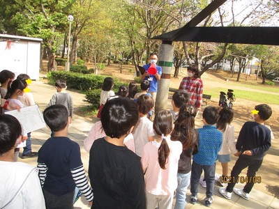 松野木公園での遊び方レクチャーを受けている児童たちの写真