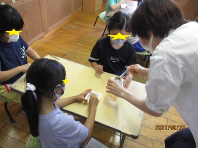 子ども達がフルーチェで実験をしている様子の写真