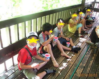 子ども達がかき氷を食べている様子の写真