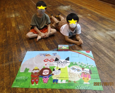 パズル作品と子どもたちの写真