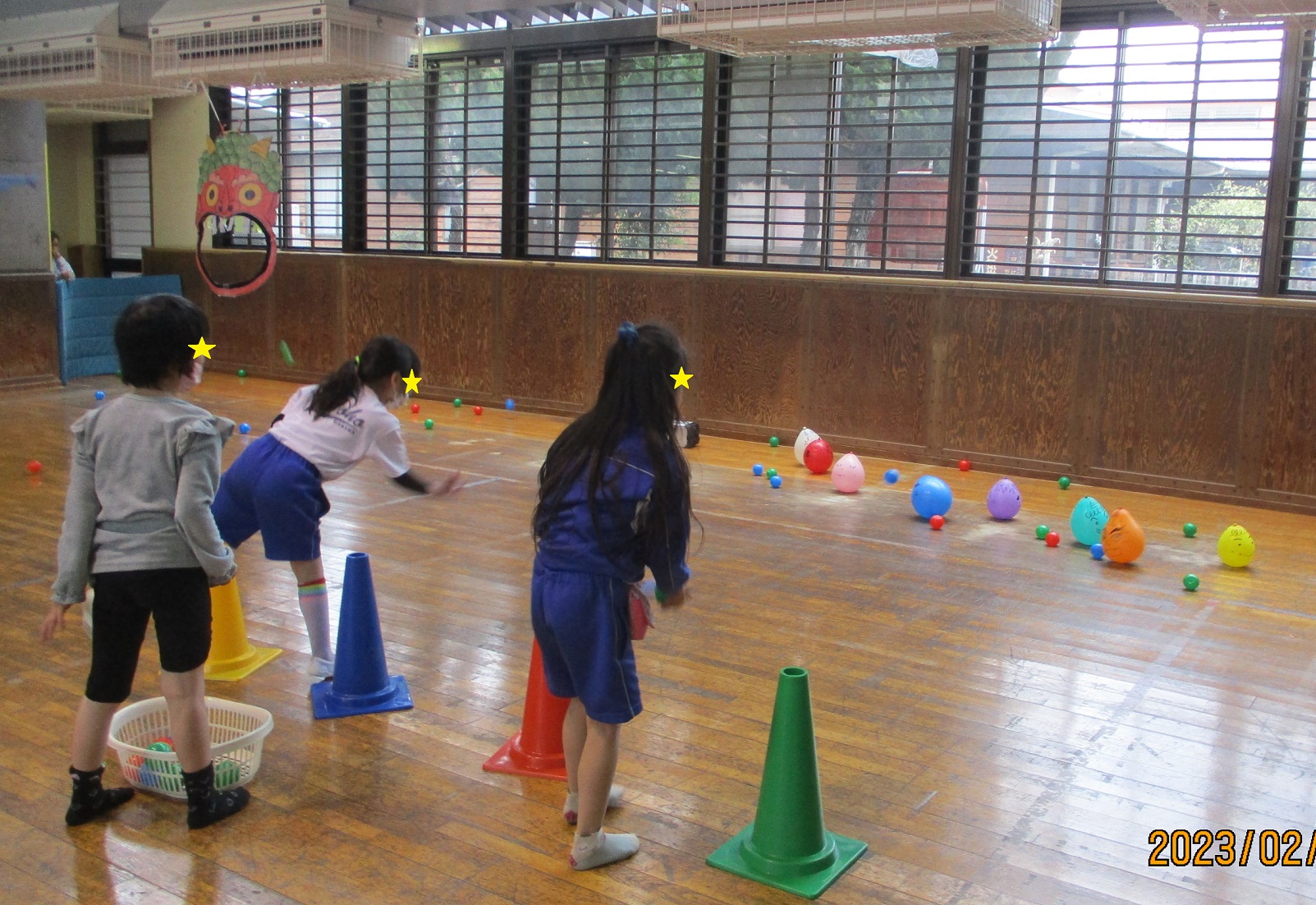 節分ボール投げゲームに参加する子供たち