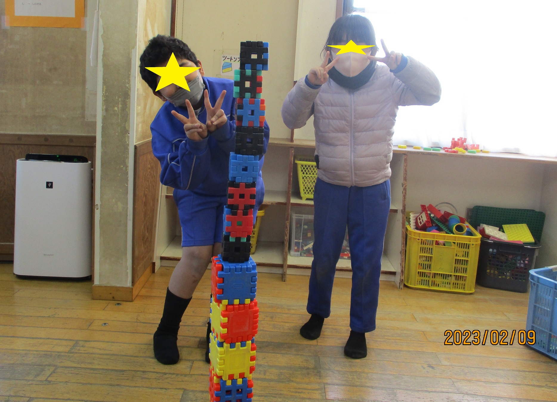 ブロックでタワーを作った子供たち。