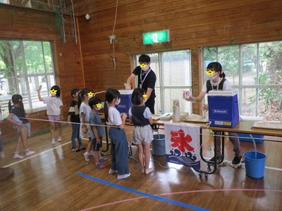 かき氷の機械を2台でフル回転です。