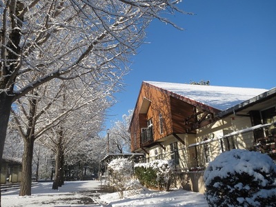 雪が積もって、松代児童館が雪国のペンションのようです。