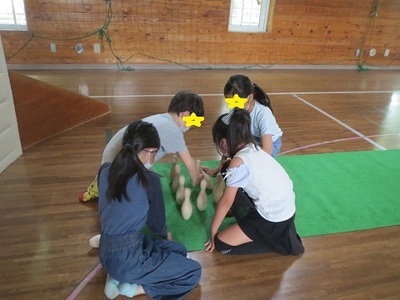 相談しながらお助け隊も、役割を決めているようです。全体のトップ賞は、1本だけ残し、40本中39本倒した2年生の男の子でした。
