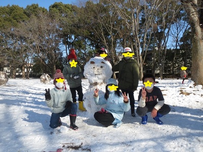 雪だるまと一緒にパチリ！子ども達は、大満足です。