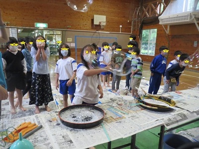 子ども達がでかでかシャボン玉づくりを実践しる様子の写真