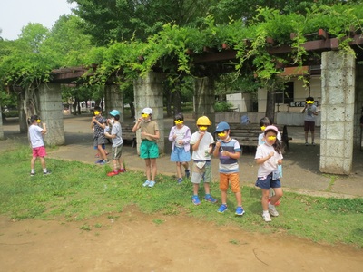 松代公園でシャボン玉を楽しんでいる子どもたちの写真