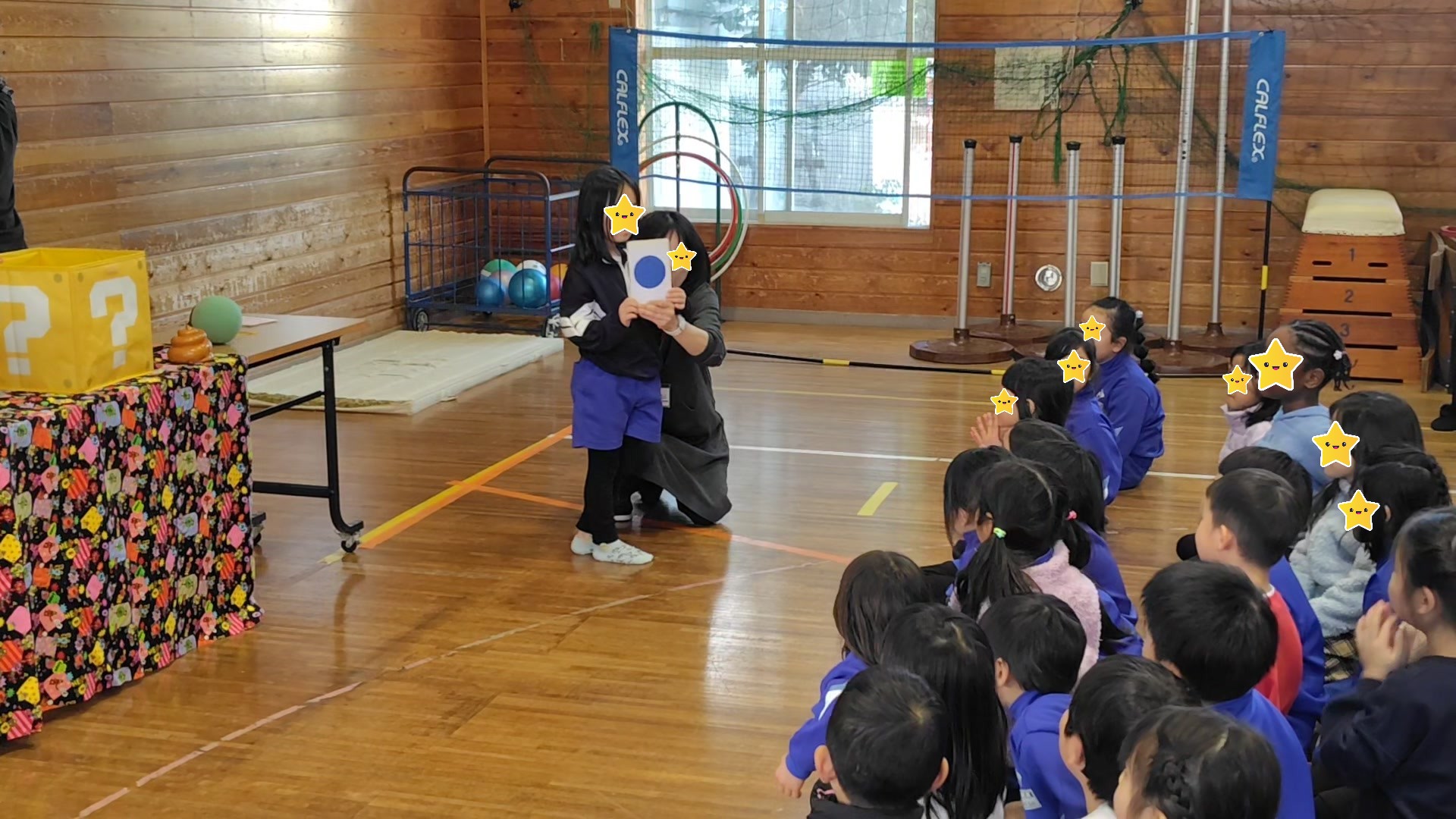 色当てマジックで青色カードを選んでいる所