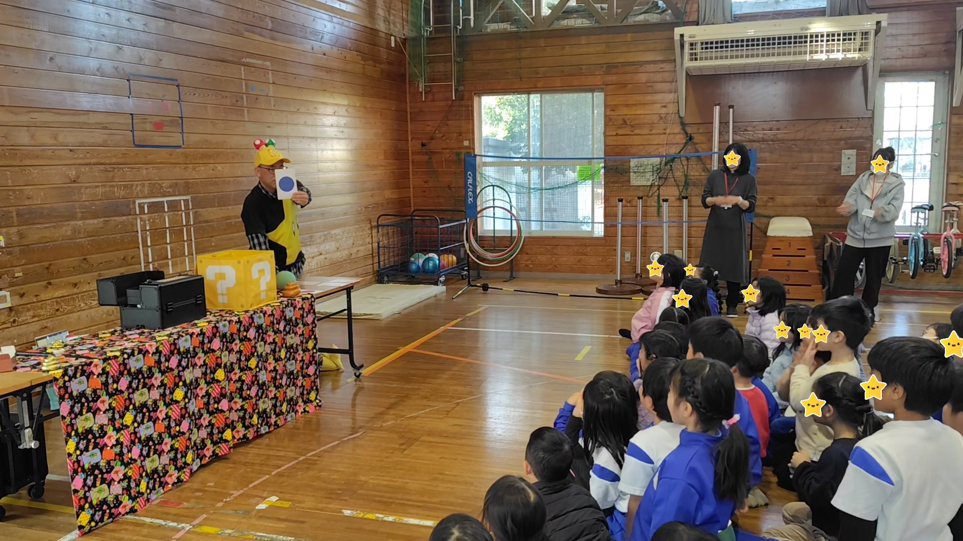 色当てマジックで政界のカードをだしている所