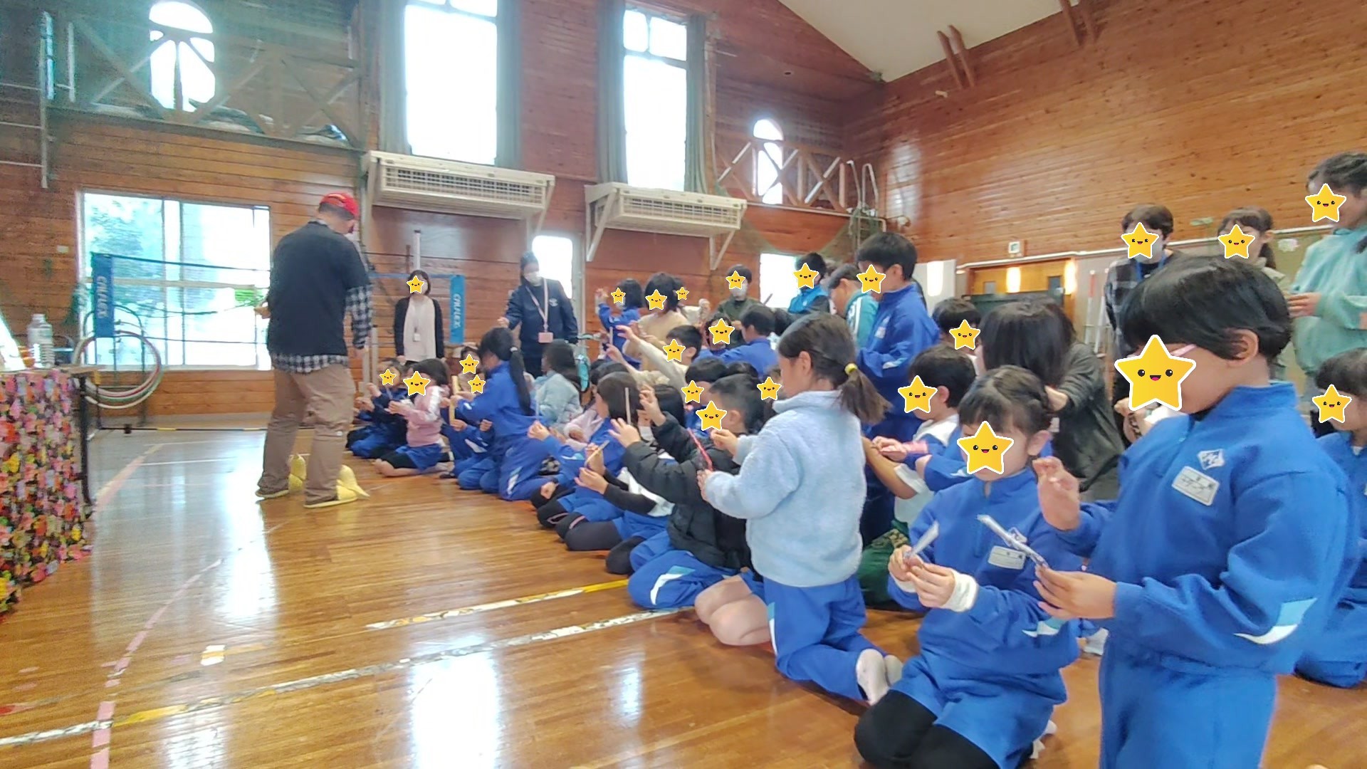 簡単マジックをみんなでやっている所