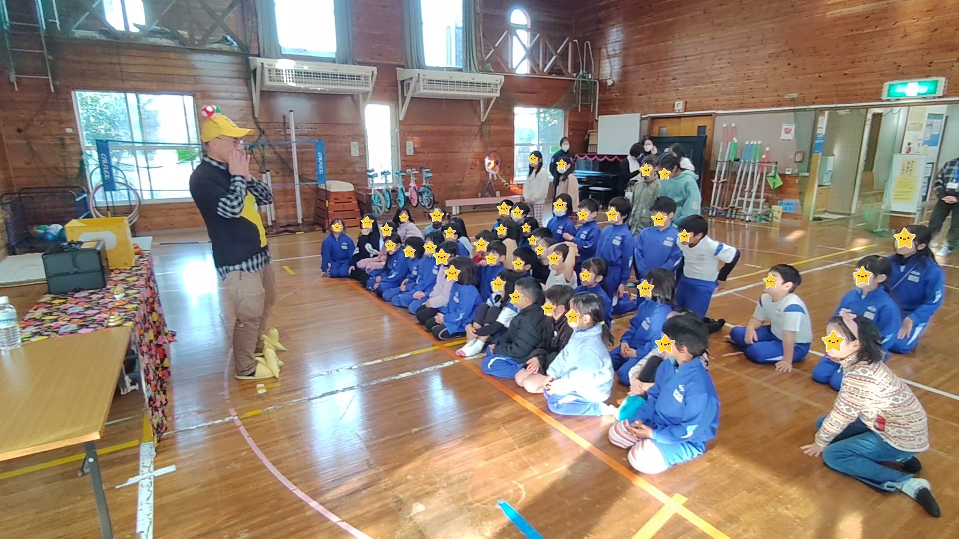 マジシャンMさんの話をみんなで聞いている所