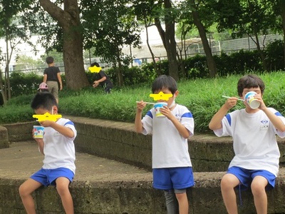 かき氷を受け取り戸外で食べましたよ