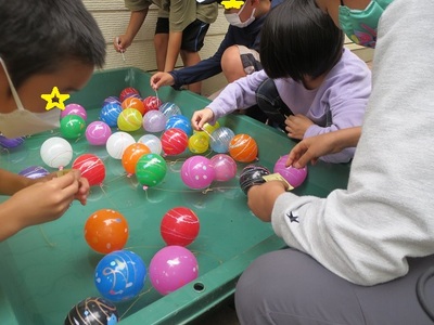 水ヨーヨーを釣る子ども達の写真