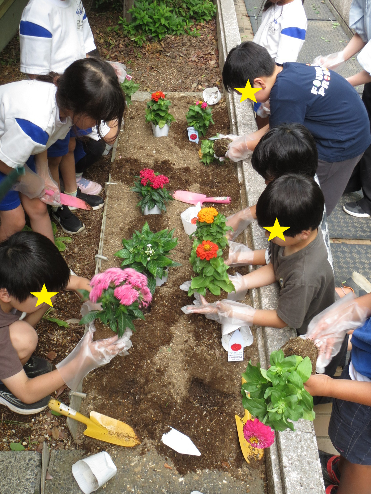 花を植える子どもたち