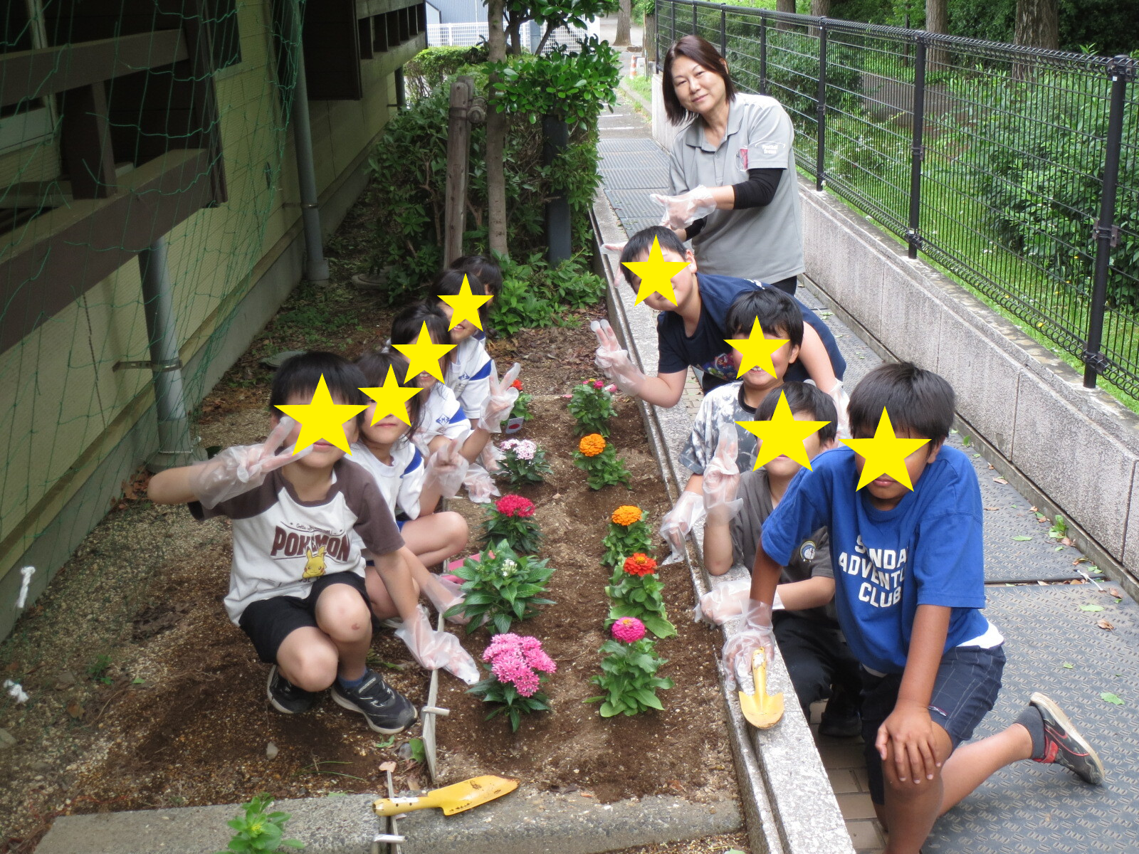 完成した花壇と子どもたち