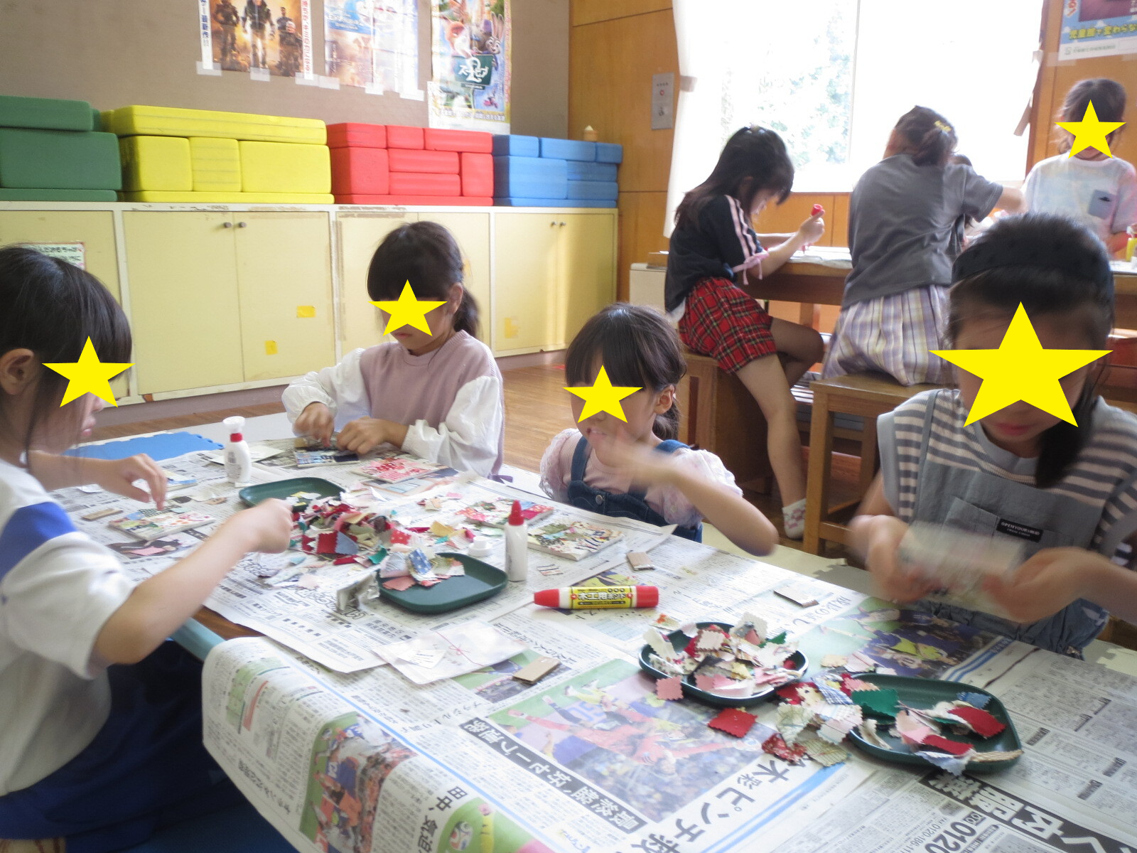 台紙に布を貼る子どもたち