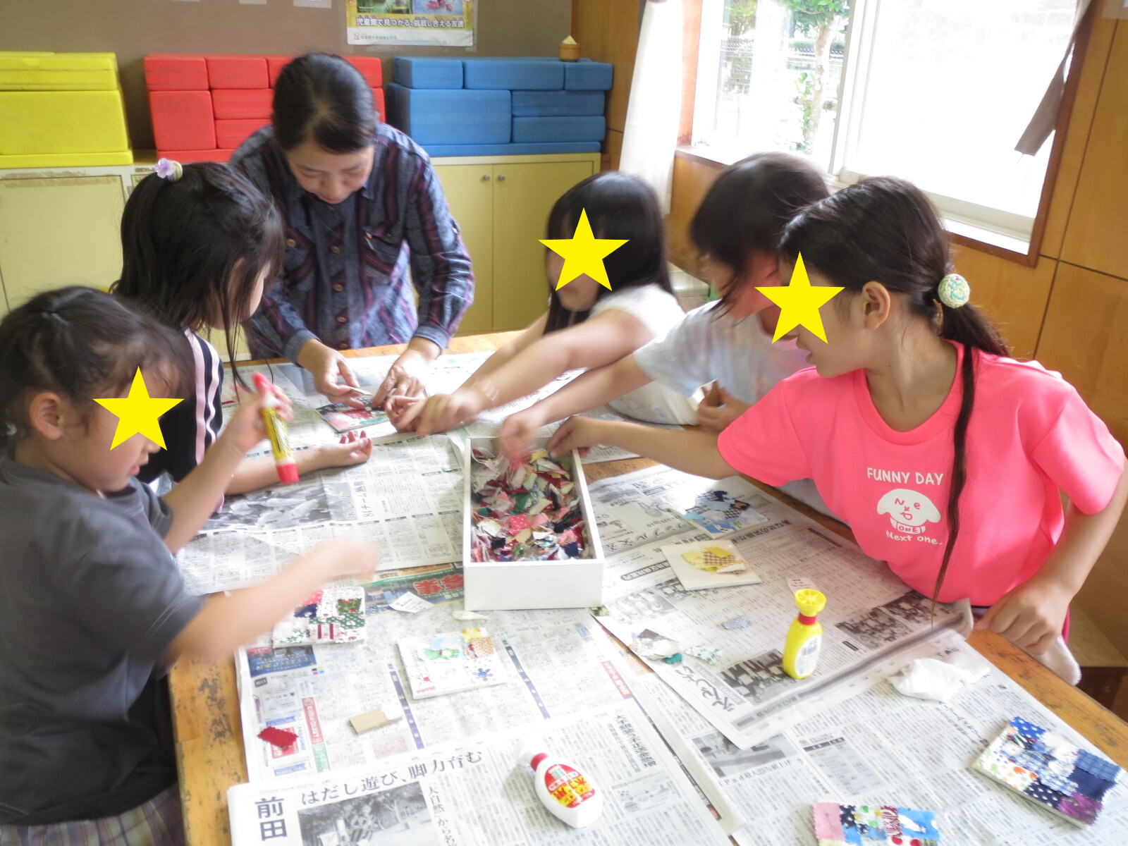 布を選ぶ子どもたち