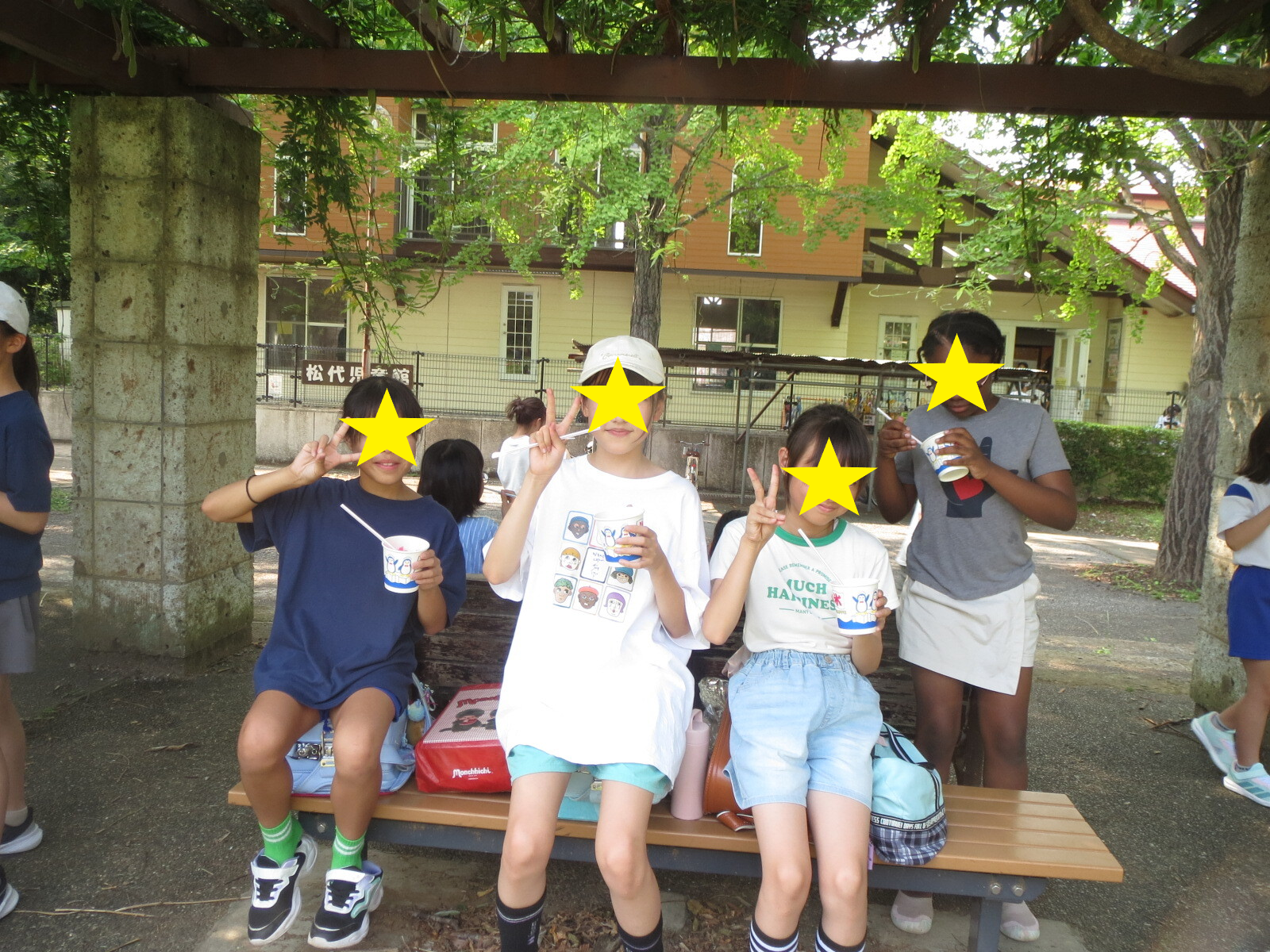 外でかき氷を食べる子どもたち