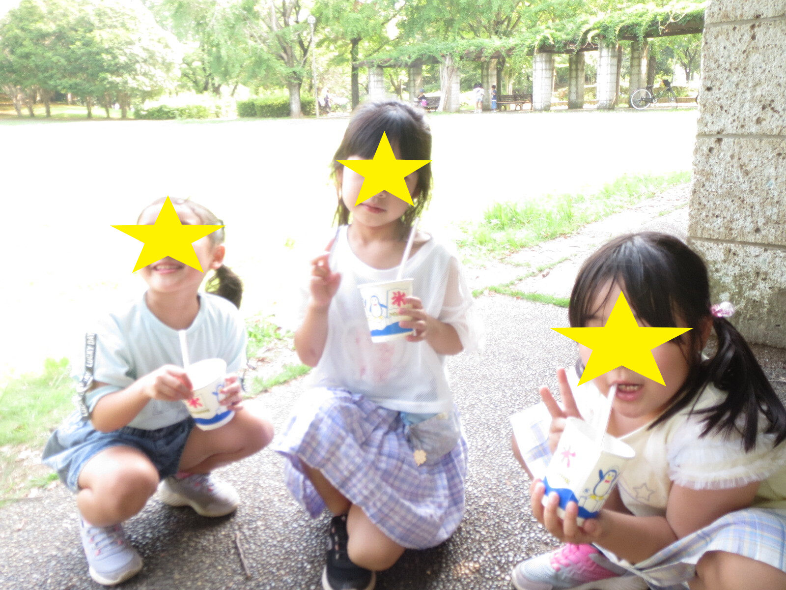 かき氷を食べる子どもたち