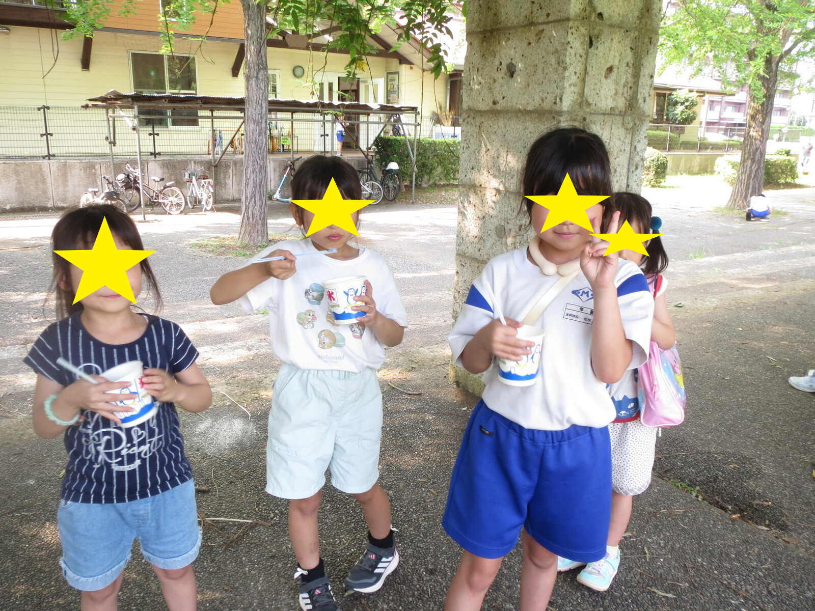 嬉しそうに食べる子どもたち