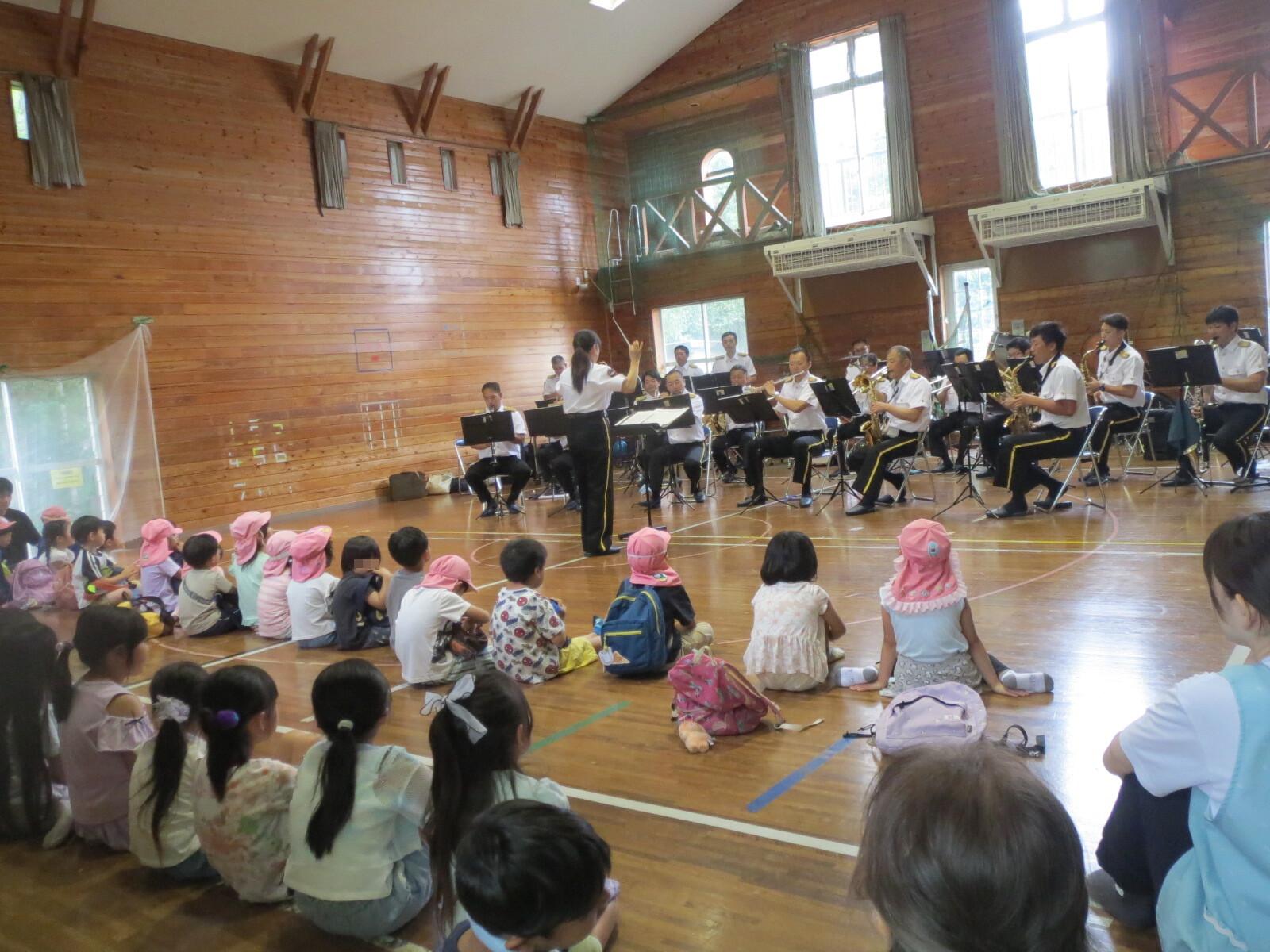 音楽隊の演奏を聴く子どもたち