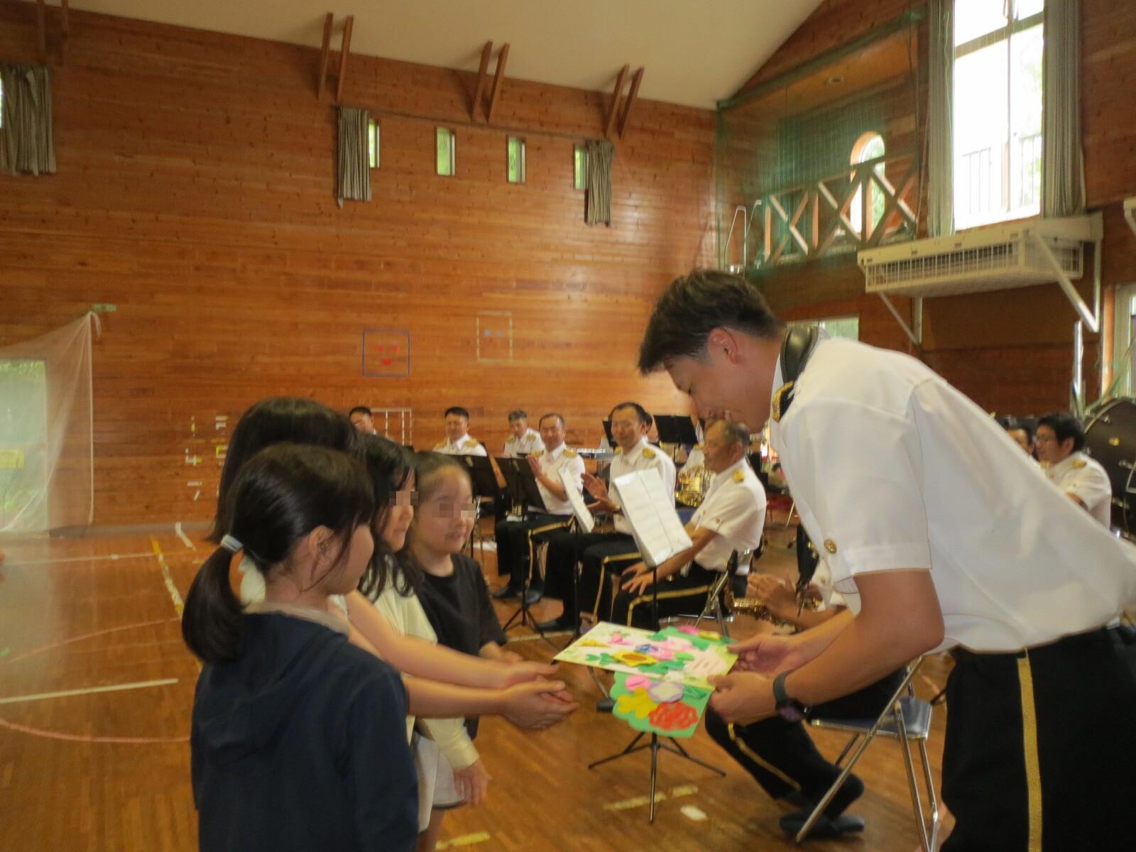お礼の色紙を渡す子どもたち
