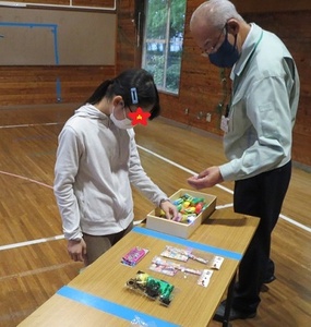 景品選びをしている様子の女子児童の写真