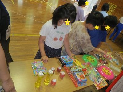 景品選びをする子どもたち