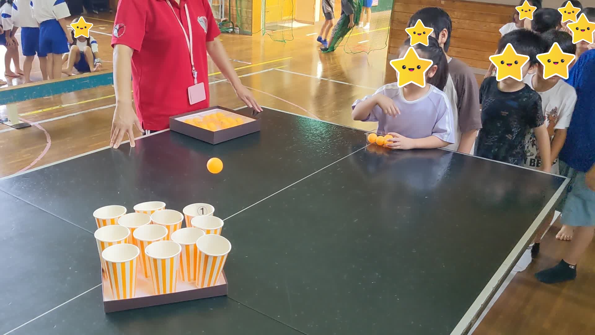 ピンポン玉を投げている所