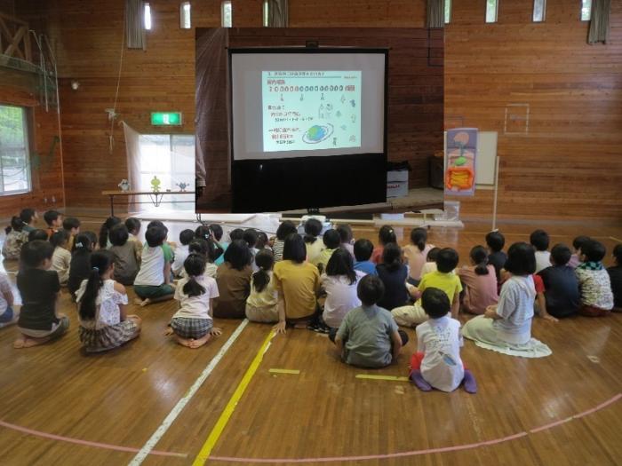 ビデオを観ながらお腹のことについて学びます