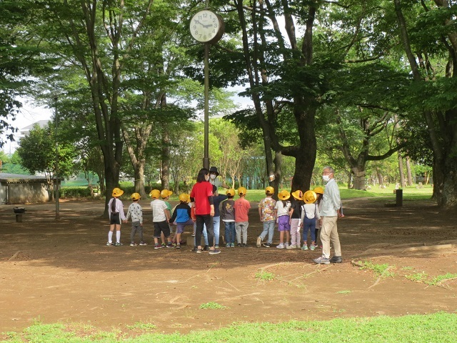 公園で遊ぶ時の約束事を真剣に聞く子どもたち