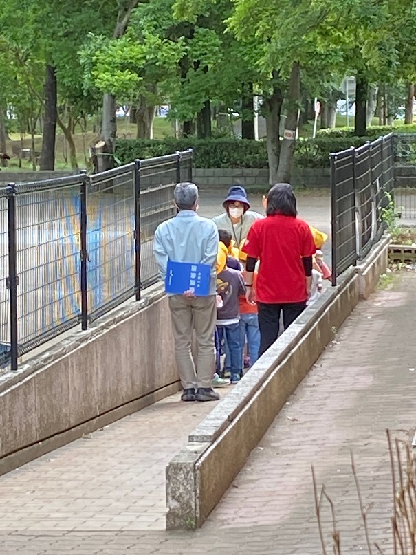 先生と一緒に外遊びに出発